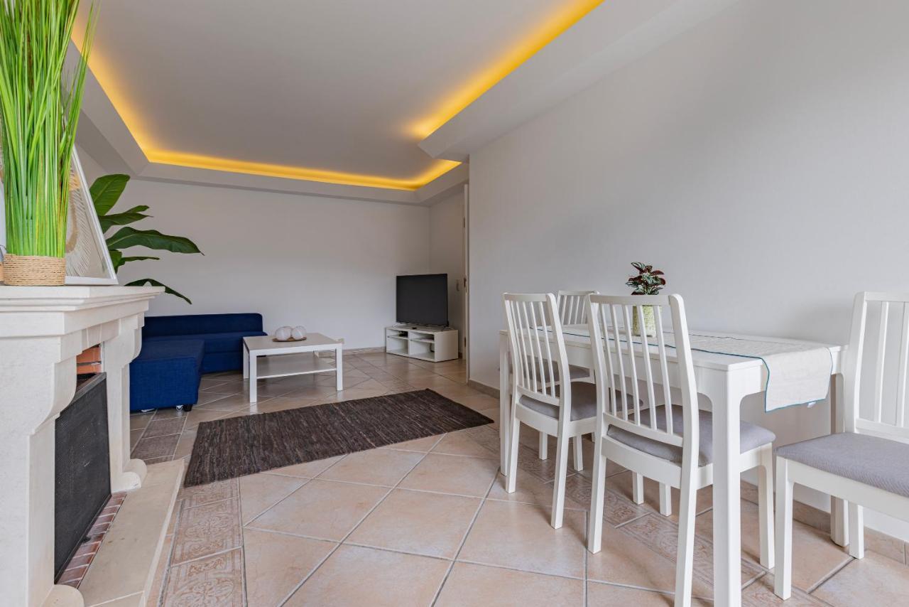Sunny 2 Bdr Apartment By Lovelystay Charneca  Exteriör bild